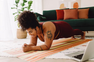 una mujer haciendo plancha sobre una alfombra