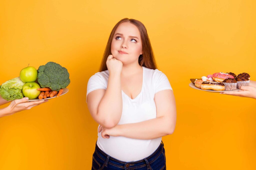 una mujer con un plato de comida en la mano