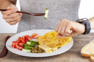 una persona que come un plato de comida