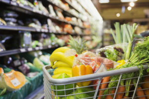 verduras en la cesta de la compra