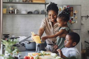 familia en la cocina