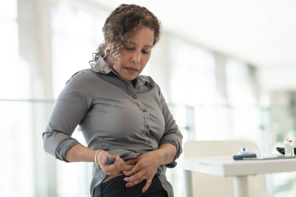 una mujer sujetándose el vientre