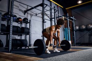 una mujer levantando pesas en un gimnasio