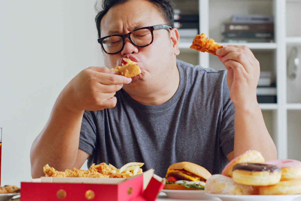 un hombre comiendo en una mesa