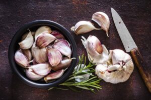 garlic in pan