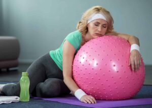 mujer con pelota de ejercicios