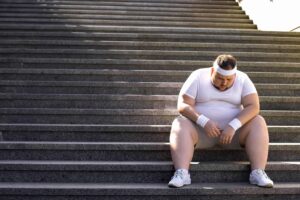 hombre grande en las escaleras