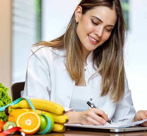 una mujer escribiendo en un libro