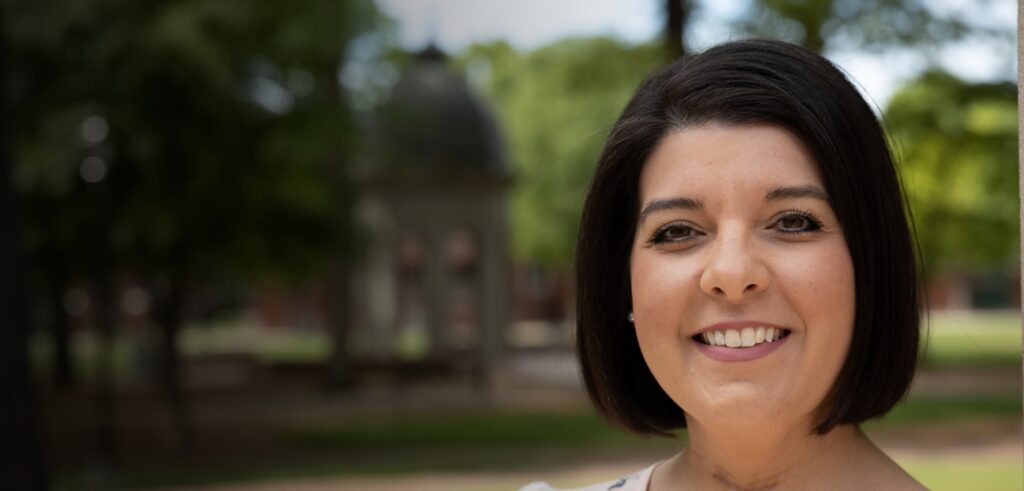 una mujer sonriendo a la cámara