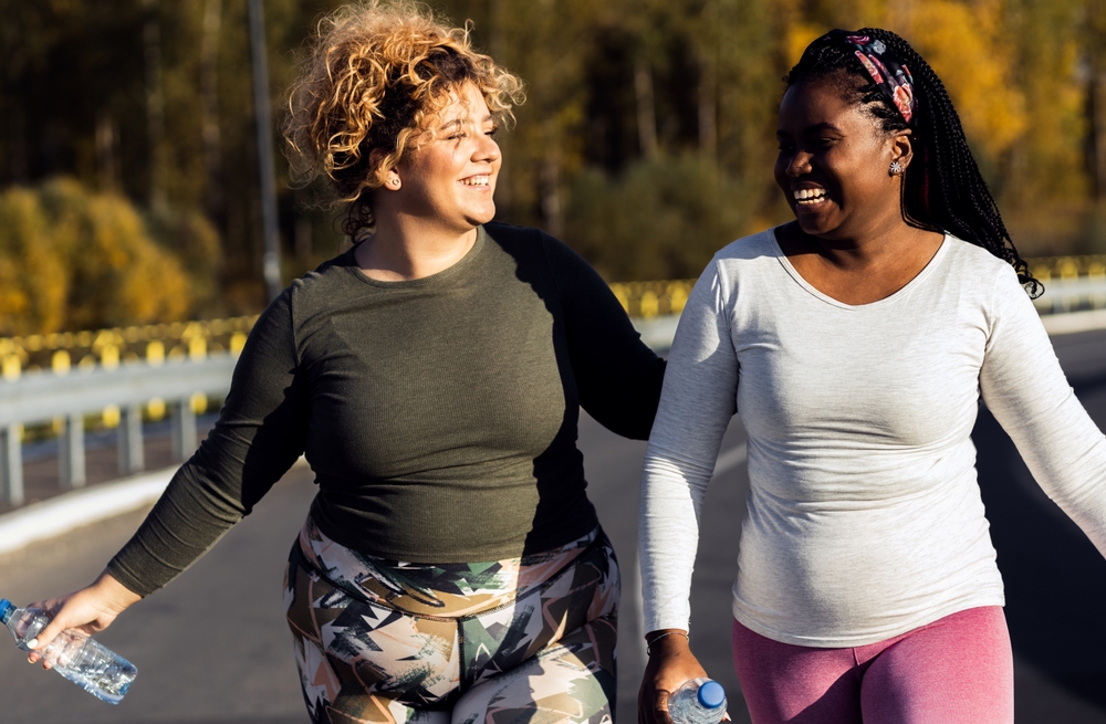 dos mujeres haciendo ejercicio